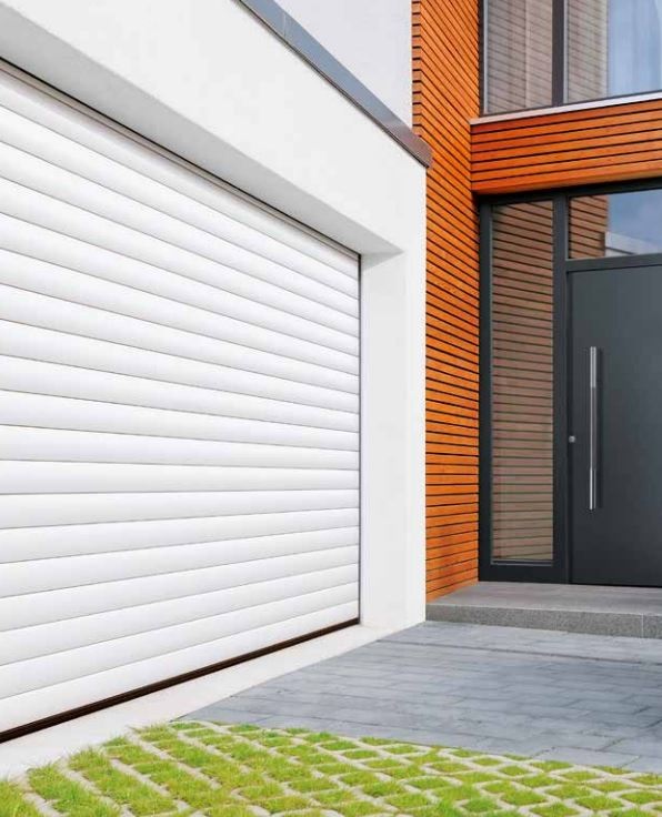 Lames aluminium (77mm) avec mousse polyuréthane._Motorisation somfy avec 2 télécommandes._Pose en applique intérieur.